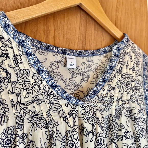 Old Navy Gray Pleated Blouse with V-Neck - Picture 4 of 8